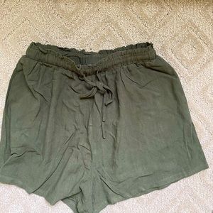 Linen shorts (green)